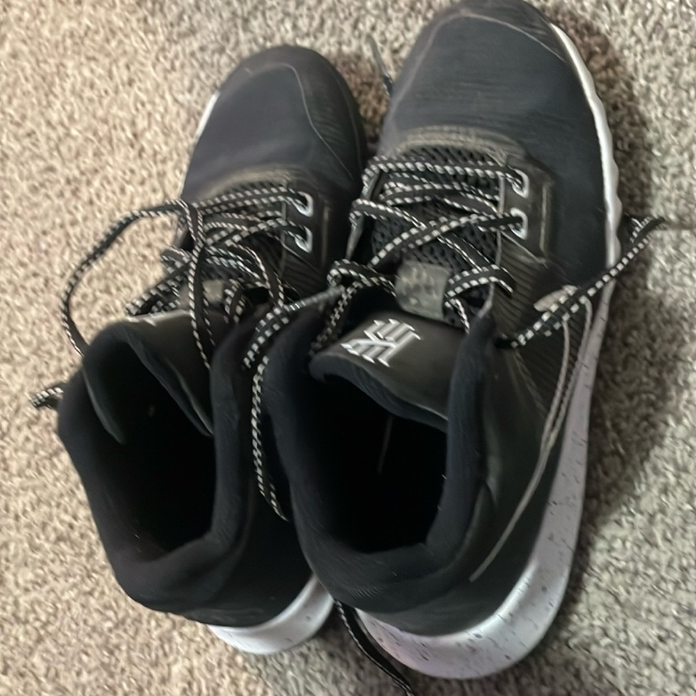 Kyrie flytrap boys shoes